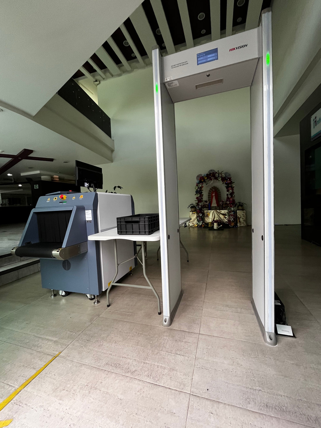 Máquina rayos X 65x50 cm con 4 cámaras y detección automatizada para seguridad en eventos