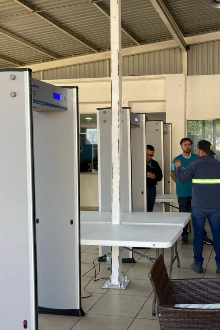 Instalación de Detectores de Metales en Escuela Preparatoria del Valle de México: Seguridad para Entornos Educativos