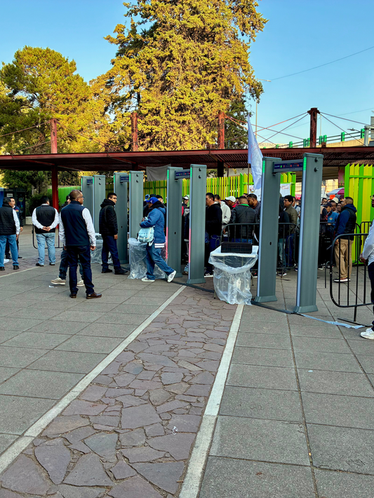Control de acceso con arcos detectores y detectores portátiles en evento