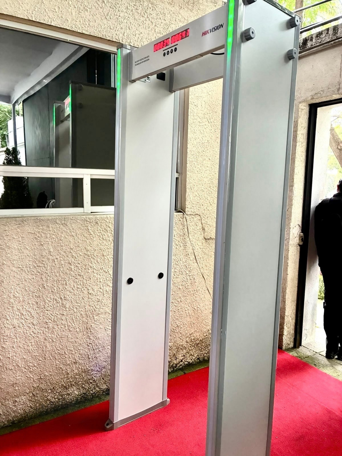 Arco detector de metales Hikvision utilizado para control de accesos