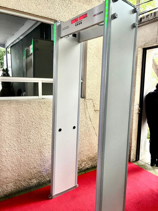 Arco detector de metales Hikvision utilizado para control de accesos