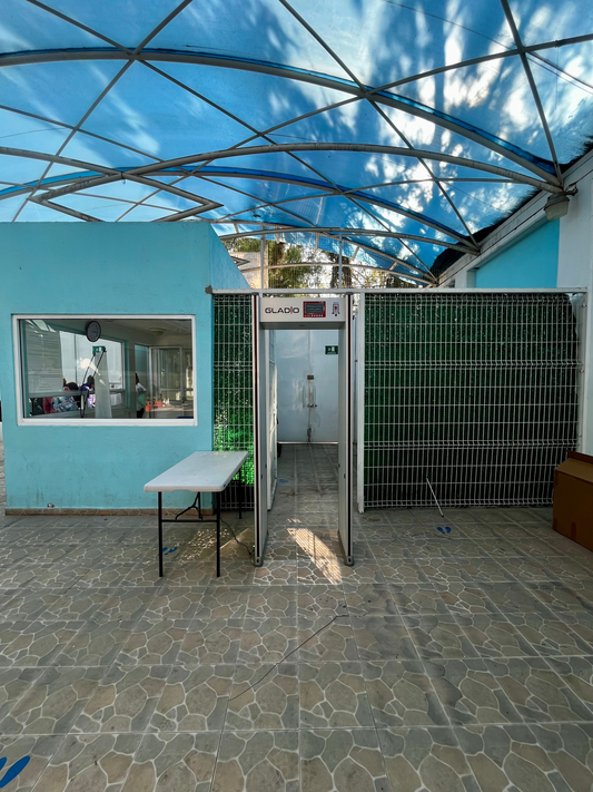 Instalación de Arco Detector de Metales Bidireccional en Universidad INACE — Seguridad para Instituciones Educativas