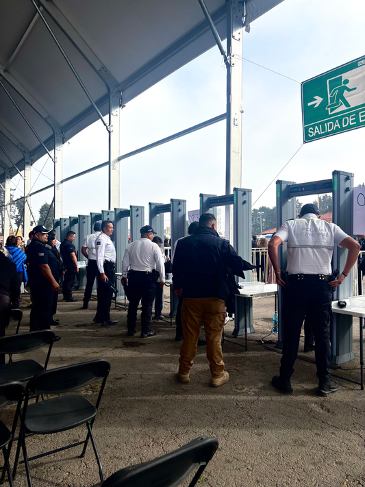 Control de acceso profesional con arcos detectores de Roax Group para evento gubernamental en Metepec Estado de México.