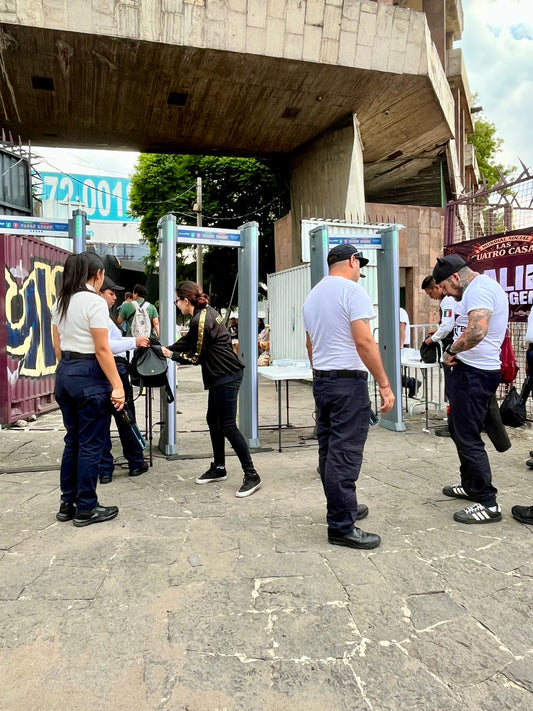 Servicio de renta de arcos detectores de metales para eventos públicos en Naucalpan por Roax Group.
