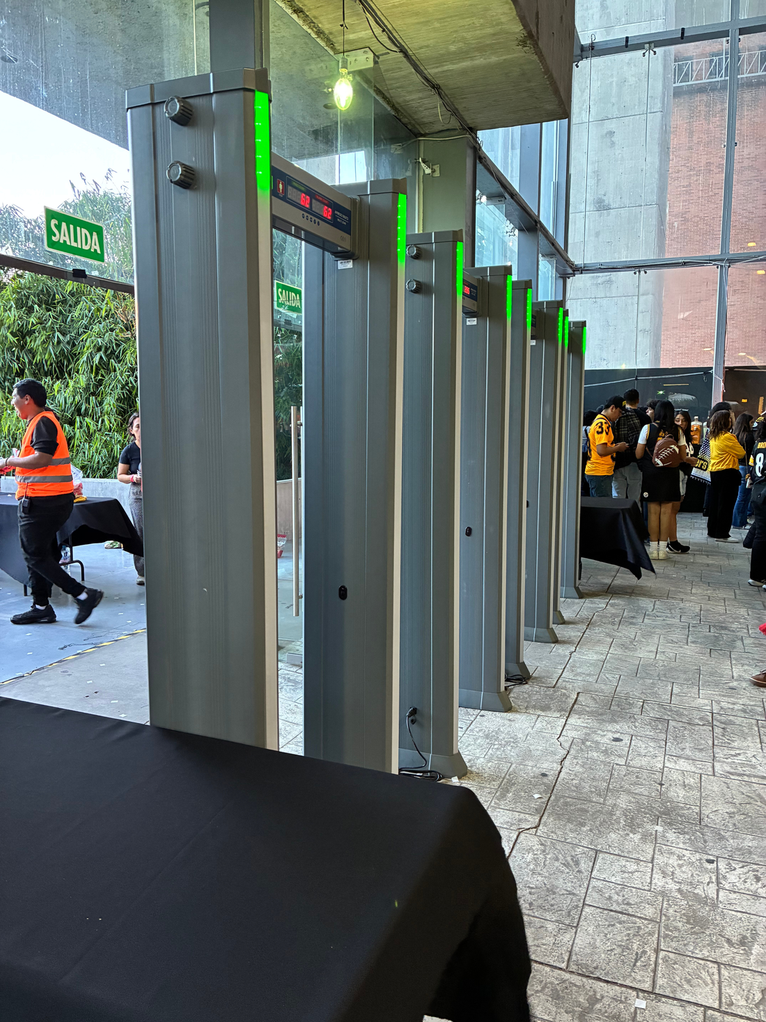 Arcos detectores instalados por Roax Group en Steelers Watch Party CDMX