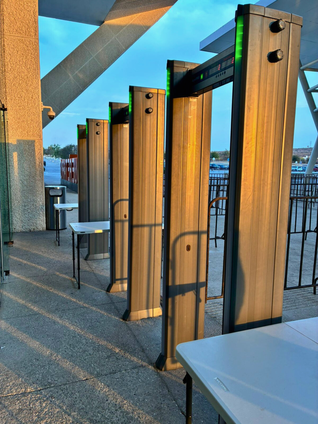Renta de arcos detectores de metales para evento corporativo privado en el Centro de Congresos de Querétaro realizada por Roax Group