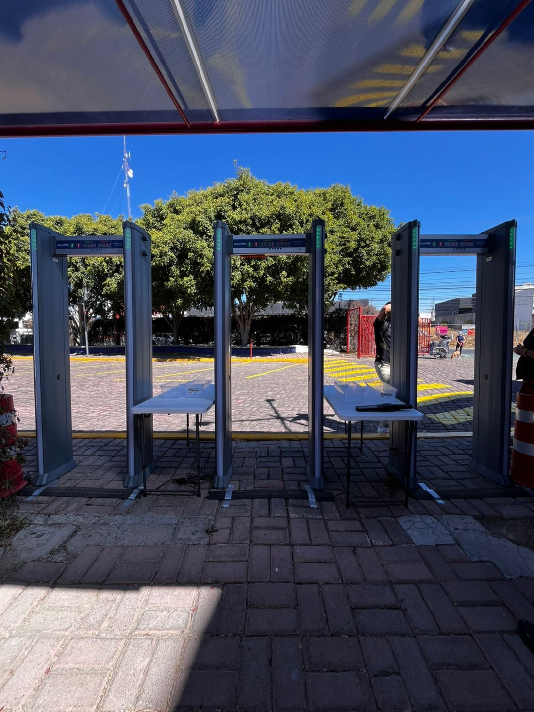 Arco detector de metales instalado en acceso principal de escuela en Puebla