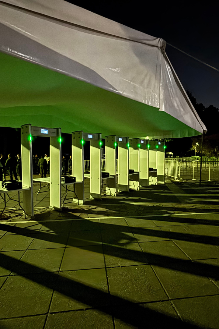 Vista de los arcos detectores de metales instalados en evento sindical por Roax Security