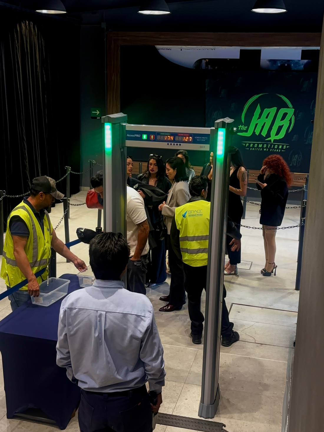 Seguridad para The JAB Experience: instalación de arcos detectores en Naucalpan